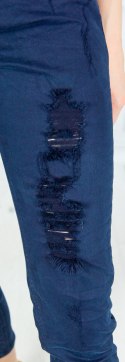 Granatowe jeansy z dziurami Moda Sanok Granatowe jeansy z dziurami Moda Sanok