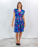 Ciemnoniebieska sukienka Diana w liście, z delikatnymi rękawkami i plisowanym dołem New Collection - MODA SANOK Ciemnoniebieska sukienka Diana w liście, z delikatnymi rękawkami i plisowanym dołem New Collection - MODA SANOK