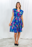 Ciemnoniebieska sukienka Diana w liście, z delikatnymi rękawkami i plisowanym dołem New Collection - MODA SANOK Ciemnoniebieska sukienka Diana w liście, z delikatnymi rękawkami i plisowanym dołem New Collection - MODA SANOK