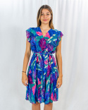 Ciemnoniebieska sukienka Diana w liście, z delikatnymi rękawkami i plisowanym dołem New Collection - MODA SANOK Ciemnoniebieska sukienka Diana w liście, z delikatnymi rękawkami i plisowanym dołem New Collection - MODA SANOK