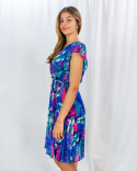 Ciemnoniebieska sukienka Diana w liście, z delikatnymi rękawkami i plisowanym dołem New Collection - MODA SANOK Ciemnoniebieska sukienka Diana w liście, z delikatnymi rękawkami i plisowanym dołem New Collection - MODA SANOK
