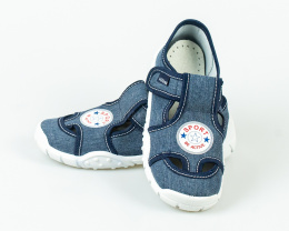 Dżinsowe pantofle chłopięce Adaś z okrągłą białą aplikacją Sport - Be active Viggami - MODA SANOK