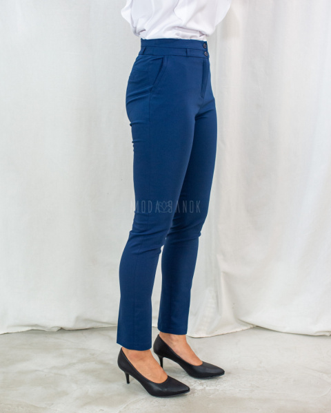 Spodnie BB eleganckie granatowe damskie z drobnym znakiem na lewej kieszeni - MODA SANOK Spodnie BB eleganckie granatowe damskie z drobnym znakiem na lewej kieszeni - MODA SANOK