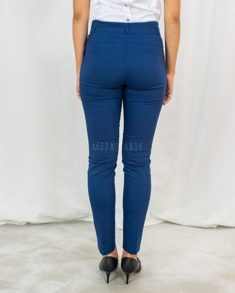 Spodnie BB eleganckie granatowe damskie z drobnym znakiem na lewej kieszeni - MODA SANOK Spodnie BB eleganckie granatowe damskie z drobnym znakiem na lewej kieszeni - MODA SANOK