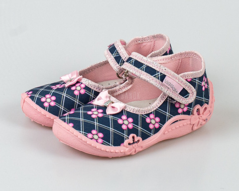 Granatowe pantofelki Inka w białą kratę i różowe kwiatki dla dziewczynki Viggami - MODA SANOK