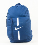 Jednokomorowy granatowy plecak Nike z pojemną kieszonką i białym logo na przodzie - MODA SANOK