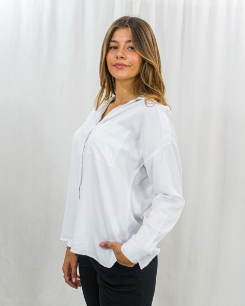 Biała koszula o luźnym kroju z jedną kieszonką na piersi i tasiemkami z napisem na ramionach VOLCANO - MODA SANOK Biała koszula o luźnym kroju z jedną kieszonką na piersi i tasiemkami z napisem na ramionach VOLCANO - MODA SANOK