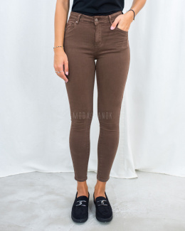 Brązowe uniwersalne elastyczne jeansy podkreślające figurę push up MOON GIRL - MODA SANOK
