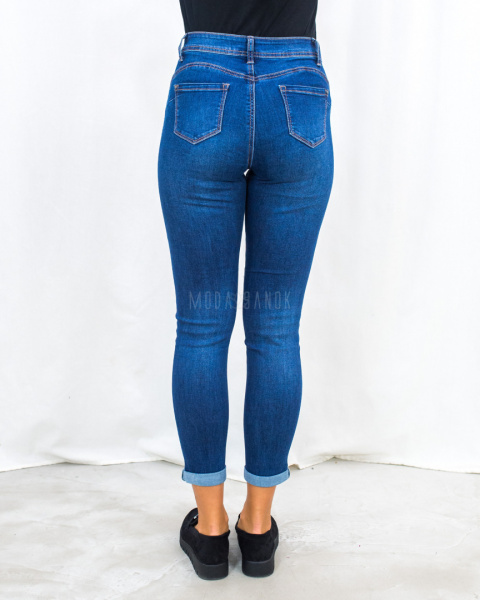 Ciemne jeansy z delikatnymi przetarciami na przodzie i podwiniętymi nogawkami - MODA SANOK Ciemne jeansy z delikatnymi przetarciami na przodzie i podwiniętymi nogawkami - MODA SANOK