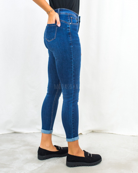 Ciemne jeansy z delikatnymi przetarciami na przodzie i podwiniętymi nogawkami - MODA SANOK Ciemne jeansy z delikatnymi przetarciami na przodzie i podwiniętymi nogawkami - MODA SANOK