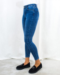 Dopasowane obcisłe jeansy w ciemnym kolorze z wysokim stanem i żółtą nicią MOON GIRL - MODA SANOK Dopasowane obcisłe jeansy w ciemnym kolorze z wysokim stanem i żółtą nicią MOON GIRL - MODA SANOK
