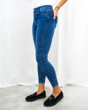 Dopasowane obcisłe jeansy w ciemnym kolorze z wysokim stanem i żółtą nicią MOON GIRL - MODA SANOK Dopasowane obcisłe jeansy w ciemnym kolorze z wysokim stanem i żółtą nicią MOON GIRL - MODA SANOK
