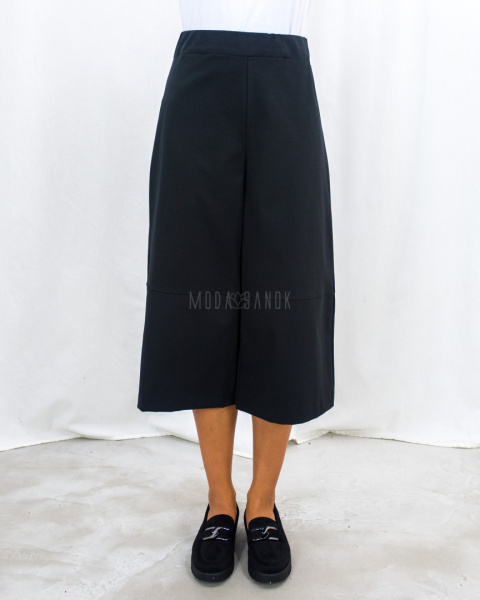 Szerokie spodnie kuloty w kolorze czarnym z wysokim stanem i gumką w pasie - MODA SANOK Szerokie spodnie kuloty w kolorze czarnym z wysokim stanem i gumką w pasie - MODA SANOK