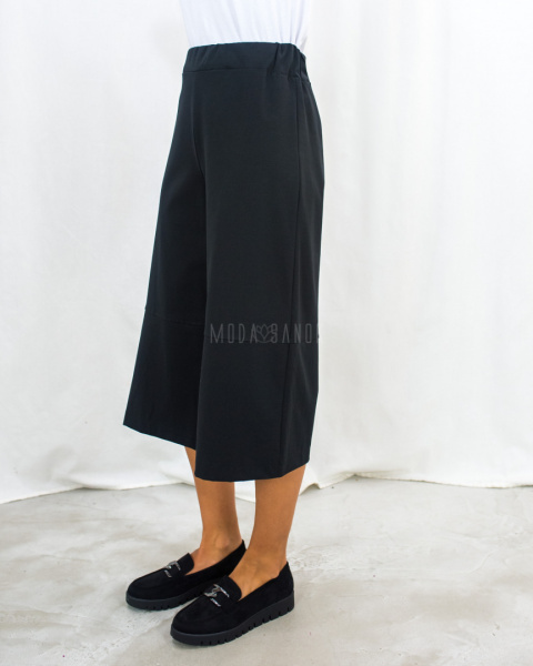 Szerokie spodnie kuloty w kolorze czarnym z wysokim stanem i gumką w pasie - MODA SANOK Szerokie spodnie kuloty w kolorze czarnym z wysokim stanem i gumką w pasie - MODA SANOK