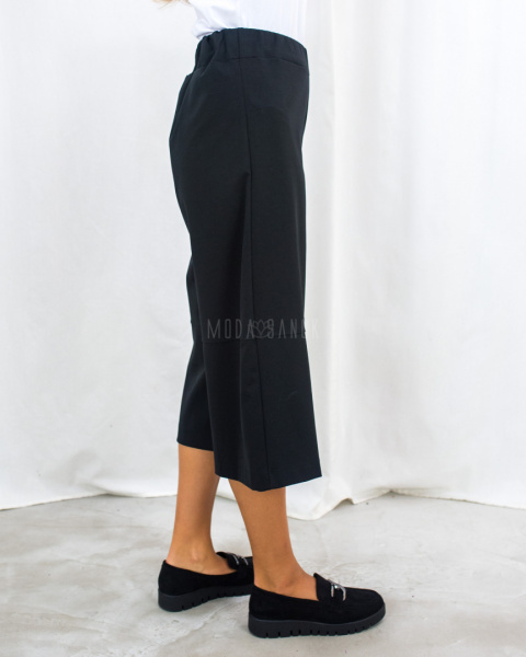 Szerokie spodnie kuloty w kolorze czarnym z wysokim stanem i gumką w pasie - MODA SANOK Szerokie spodnie kuloty w kolorze czarnym z wysokim stanem i gumką w pasie - MODA SANOK