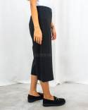 Szerokie spodnie kuloty w kolorze czarnym z wysokim stanem i gumką w pasie - MODA SANOK Szerokie spodnie kuloty w kolorze czarnym z wysokim stanem i gumką w pasie - MODA SANOK