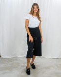 Szerokie spodnie kuloty w kolorze czarnym z wysokim stanem i gumką w pasie - MODA SANOK Szerokie spodnie kuloty w kolorze czarnym z wysokim stanem i gumką w pasie - MODA SANOK