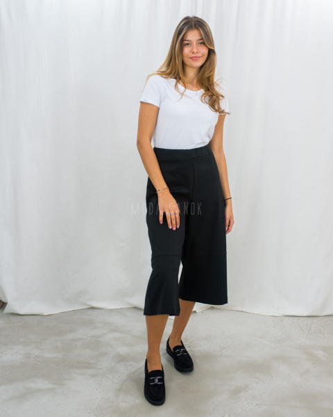 Szerokie spodnie kuloty w kolorze czarnym z wysokim stanem i gumką w pasie - MODA SANOK Szerokie spodnie kuloty w kolorze czarnym z wysokim stanem i gumką w pasie - MODA SANOK