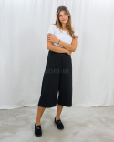 Szerokie spodnie kuloty w kolorze czarnym z wysokim stanem i gumką w pasie - MODA SANOK Szerokie spodnie kuloty w kolorze czarnym z wysokim stanem i gumką w pasie - MODA SANOK