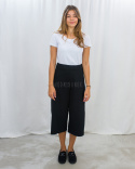 Szerokie spodnie kuloty w kolorze czarnym z wysokim stanem i gumką w pasie - MODA SANOK Szerokie spodnie kuloty w kolorze czarnym z wysokim stanem i gumką w pasie - MODA SANOK