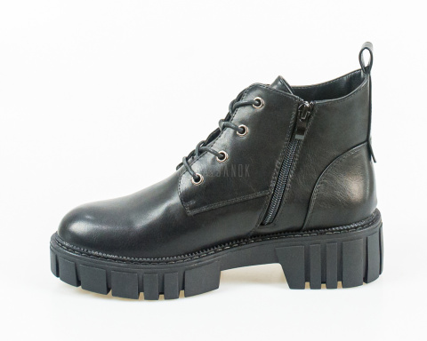 Damskie buty na platformie w kolorze czarnym sznurowane na cztery dziurki i zasuwane na zamek - MODA SANOK Damskie buty na platformie w kolorze czarnym sznurowane na cztery dziurki i zasuwane na zamek - MODA SANOK