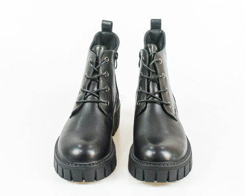 Damskie buty na platformie w kolorze czarnym sznurowane na cztery dziurki i zasuwane na zamek - MODA SANOK Damskie buty na platformie w kolorze czarnym sznurowane na cztery dziurki i zasuwane na zamek - MODA SANOK