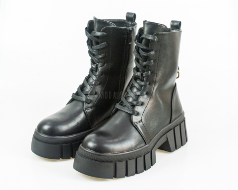 Czarne buty na platformie wiązane z metalowym elementem zasuwane na zamek - MODA SANOK