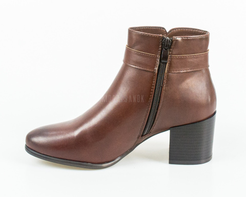 Damskie eleganckie brązowe botki na obcasie z ozdobną sprzączką w kolorze złotym - MODA SANOK Damskie eleganckie brązowe botki na obcasie z ozdobną sprzączką w kolorze złotym - MODA SANOK