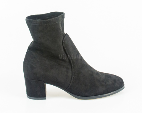 Damskie eleganckie zamszowe botki w kolorze czarnym na niskim obcasie wsuwane - MODA SANOK Damskie eleganckie zamszowe botki w kolorze czarnym na niskim obcasie wsuwane - MODA SANOK