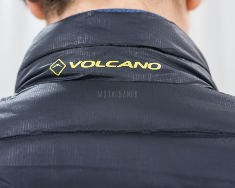 Kurtka VOLCANO męska w kolorze czarnym pikowana z wysokim kołnierzem i żółtymi napisami - MODA SANOK