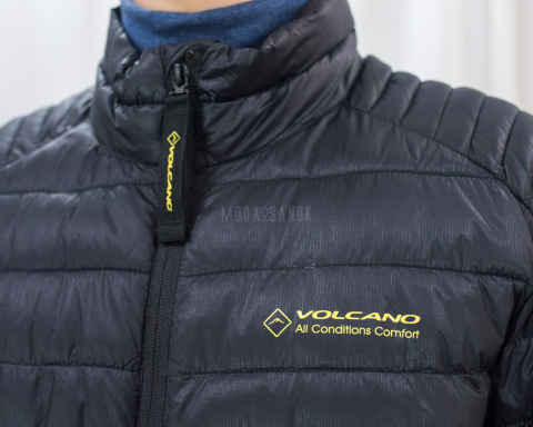 Kurtka VOLCANO męska w kolorze czarnym pikowana z wysokim kołnierzem i żółtymi napisami - MODA SANOK