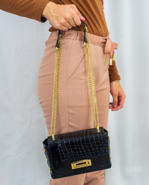 Mała czarna torebka kuferek na łańcuszku z dużą klamrą i elementami w kolorze złotym - MODA SANOK Mała czarna torebka kuferek na łańcuszku z dużą klamrą i elementami w kolorze złotym - MODA SANOK