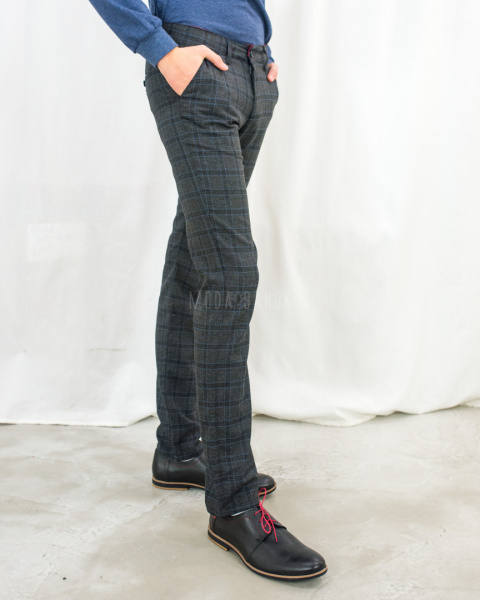 Męskie klasyczne eleganckie spodnie szare w szaro-niebieską kratę zapinane na guzik - MODA SANOK Męskie klasyczne eleganckie spodnie szare w szaro-niebieską kratę zapinane na guzik - MODA SANOK