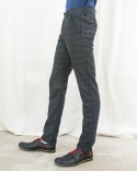 Męskie klasyczne eleganckie spodnie szare w szaro-niebieską kratę zapinane na guzik - MODA SANOK Męskie klasyczne eleganckie spodnie szare w szaro-niebieską kratę zapinane na guzik - MODA SANOK