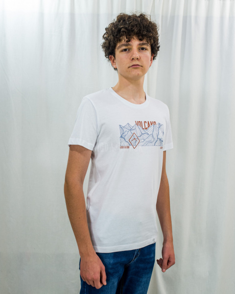 T-shirt VOLCANO męski bawełniany w kolorze białym z pomarańczowo-niebieskim nadrukiem - MODA SANOK T-shirt VOLCANO męski bawełniany w kolorze białym z pomarańczowo-niebieskim nadrukiem - MODA SANOK