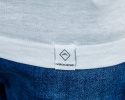 T-shirt VOLCANO męski bawełniany w kolorze białym z pomarańczowo-niebieskim nadrukiem - MODA SANOK T-shirt VOLCANO męski bawełniany w kolorze białym z pomarańczowo-niebieskim nadrukiem - MODA SANOK