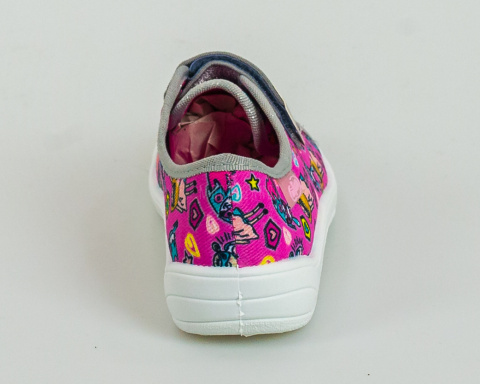 Dziewczęce pantofelki trampki w kolorze różowym z uroczym wzorem i ozdobnym sznurowaniem - MODA SANOK