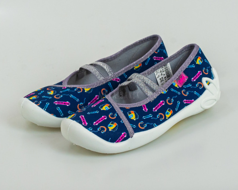 Dziewczęce pantofle w kolorze granatowym z kolorowym muzycznym wzorem - MODA SANOK