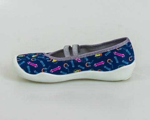 Dziewczęce pantofle w kolorze granatowym z kolorowym muzycznym wzorem - MODA SANOK