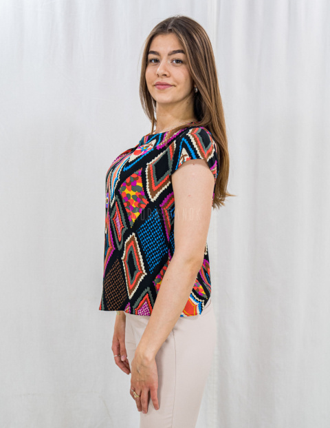 Elegancka gładka bluzka z kolorowymi wzorami na czarnym tle REGINA - MODA SANOK