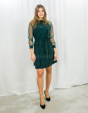 Elegancka kobieca sukienka w kolorze butelkowej zieleni z tiulowymi rękawami w kropeczki i paskiem - MODA SANOK Elegancka kobieca sukienka w kolorze butelkowej zieleni z tiulowymi rękawami w kropeczki i paskiem - MODA SANOK