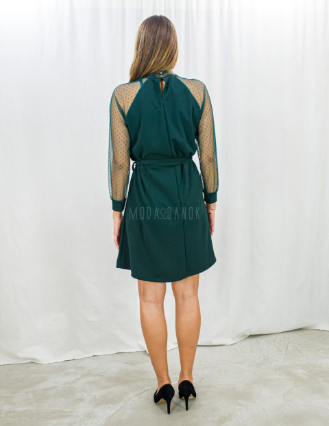 Elegancka kobieca sukienka w kolorze butelkowej zieleni z tiulowymi rękawami w kropeczki i paskiem - MODA SANOK Elegancka kobieca sukienka w kolorze butelkowej zieleni z tiulowymi rękawami w kropeczki i paskiem - MODA SANOK