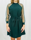 Elegancka kobieca sukienka w kolorze butelkowej zieleni z tiulowymi rękawami w kropeczki i paskiem - MODA SANOK Elegancka kobieca sukienka w kolorze butelkowej zieleni z tiulowymi rękawami w kropeczki i paskiem - MODA SANOK