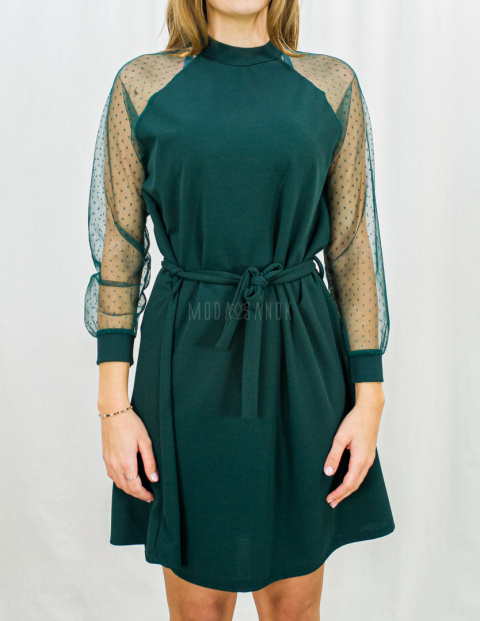 Elegancka kobieca sukienka w kolorze butelkowej zieleni z tiulowymi rękawami w kropeczki i paskiem - MODA SANOK Elegancka kobieca sukienka w kolorze butelkowej zieleni z tiulowymi rękawami w kropeczki i paskiem - MODA SANOK