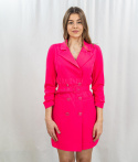 Elegancka sukienka marynarka damska w kolorze mocnego różu z paseczkiem i rzędowymi guzikami MODA SANOK Elegancka sukienka marynarka damska w kolorze mocnego różu z paseczkiem i rzędowymi guzikami MODA SANOK