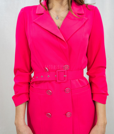 Elegancka sukienka marynarka damska w kolorze mocnego różu z paseczkiem i rzędowymi guzikami MODA SANOK Elegancka sukienka marynarka damska w kolorze mocnego różu z paseczkiem i rzędowymi guzikami MODA SANOK