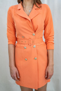 Elegancka sukienka marynarka damska w kolorze jasnej pomarańczy z paseczkiem i rzędowymi guzikami MODA SANOK Elegancka sukienka marynarka damska w kolorze jasnej pomarańczy z paseczkiem i rzędowymi guzikami MODA SANOK