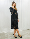 Koronkowa elegancka sukienka midi w kolorze czarnym z ozdobnym paskiem i długim rękawem - MODA SANOK Koronkowa elegancka sukienka midi w kolorze czarnym z ozdobnym paskiem i długim rękawem - MODA SANOK