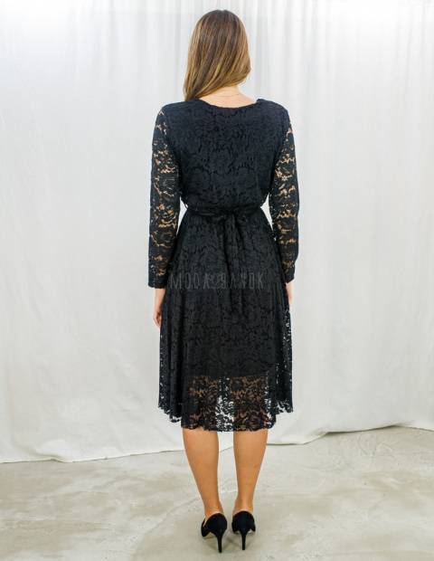 Koronkowa elegancka sukienka midi w kolorze czarnym z ozdobnym paskiem i długim rękawem - MODA SANOK Koronkowa elegancka sukienka midi w kolorze czarnym z ozdobnym paskiem i długim rękawem - MODA SANOK
