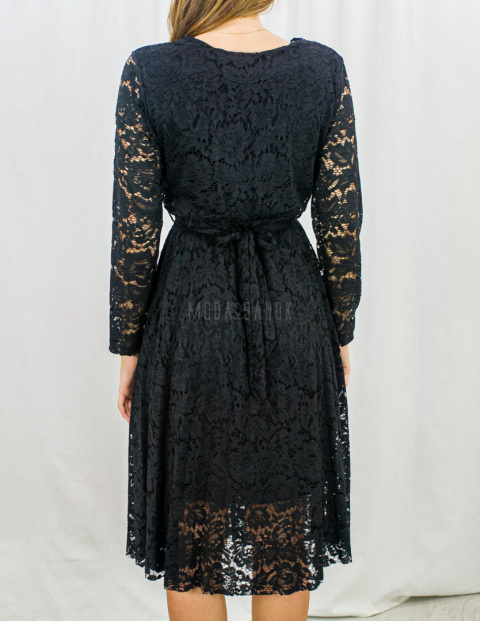 Koronkowa elegancka sukienka midi w kolorze czarnym z ozdobnym paskiem i długim rękawem - MODA SANOK Koronkowa elegancka sukienka midi w kolorze czarnym z ozdobnym paskiem i długim rękawem - MODA SANOK